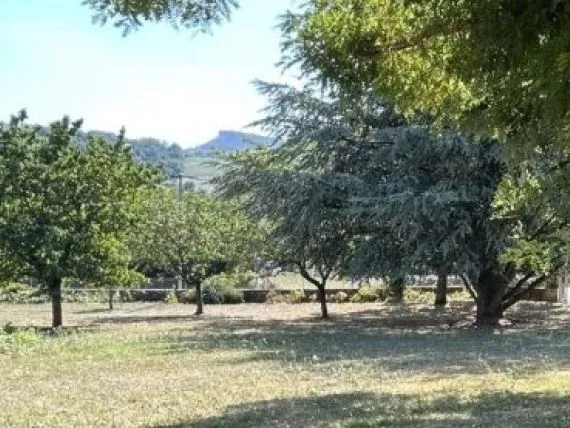 Terrain à bâtir de 845 m² à BAGE-LA-VILLE (01)