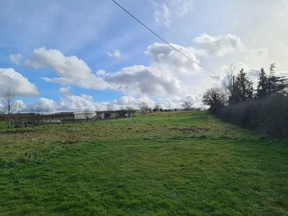 Terrain à bâtir de 1547 m² à LUSIGNY (03)