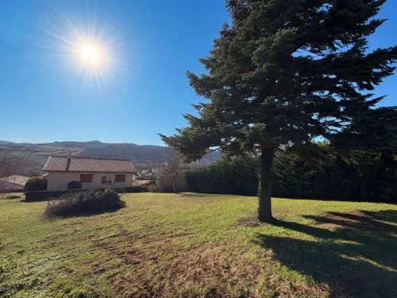 Terrain à bâtir de 825 m² à LEYNES (71)