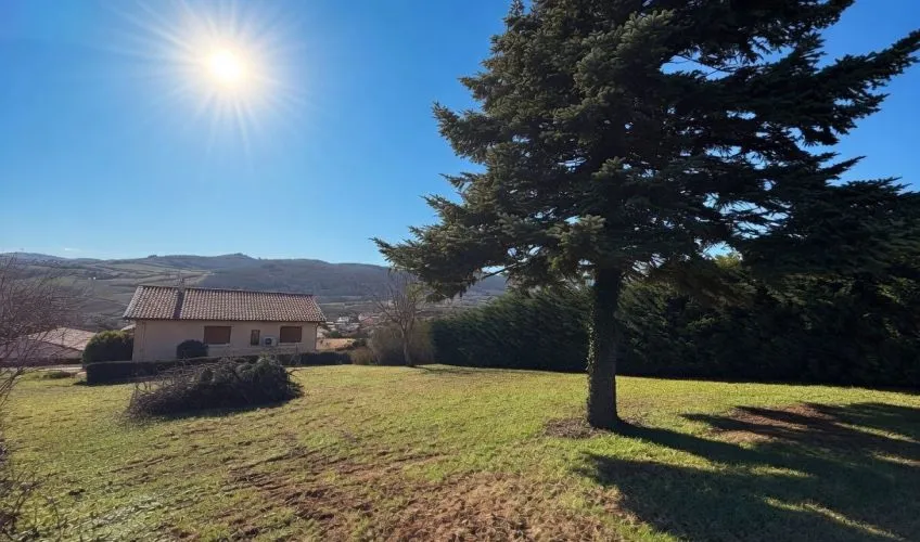 Terrain à bâtir de 825 m² à LEYNES (71)